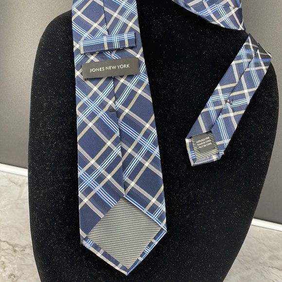 Jones New York Premium Necktie. Blue and Grey Geometric. 8cm - Picture 4 of 9